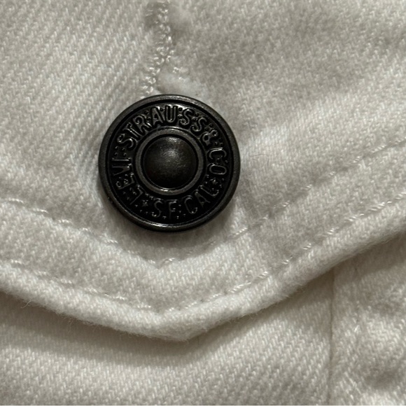 Levi's White Denim Jacket with Black Button - Picture 2 of 8